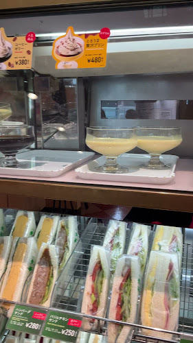 Opinii despre カフェ・ベローチェ 新橋四丁目店 în 港区 - 飲食業