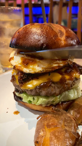 Opinii despre OVERWHELM HAMBURGER and BAR STAND în 目黒区 - 飲食業