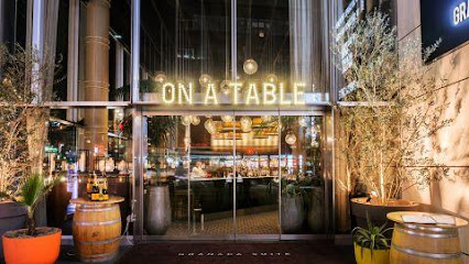 オン ア ターブル on A TABLE