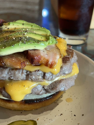 Opinii despre OVERWHELM HAMBURGER and BAR STAND în 目黒区 - 飲食業