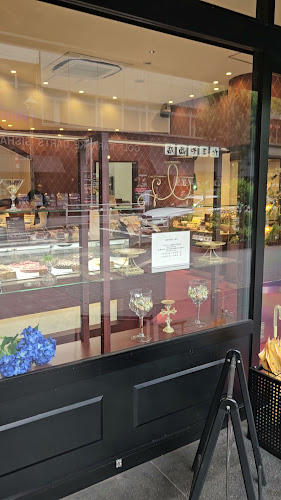 Opinii despre モンロワール 銀座みゆき通り店 în 中央区 - 飲食業