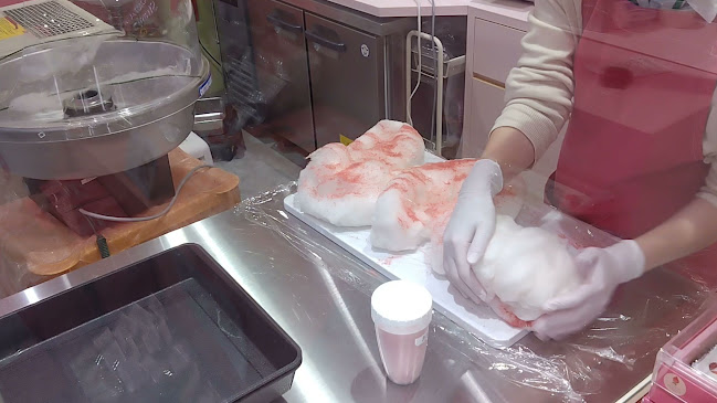 Opinii despre 苺わたアメ専門店「ストロベリータイガー」 by あまおう苺加工販売所 伊都きんぐ 小倉新幹線口店 în 北九州市 - 飲食業