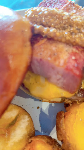 Comentarii opinii despre OVERWHELM HAMBURGER and BAR STAND