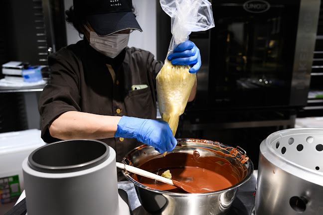 Comentarii opinii despre MANY CACAOS, MANY MINDS.