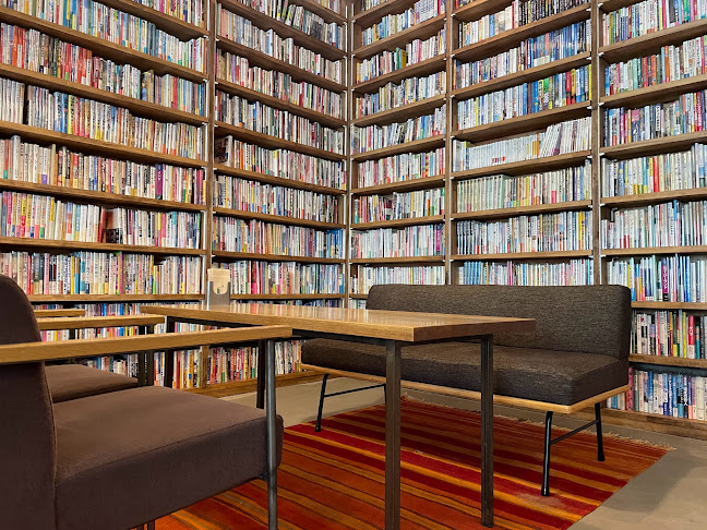 Travelbook&coffee HUB CAFE - 姫路市