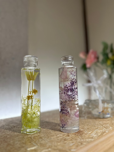 〒541-0044 大阪府大阪市中央区伏見町２丁目４−４ CuteGlass Shop and Gallery