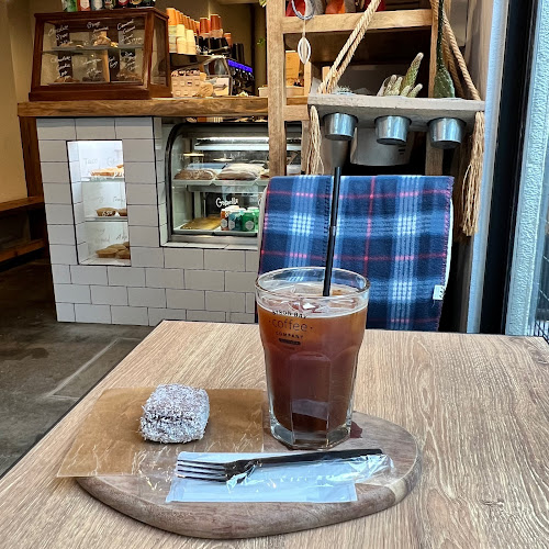 Opinii despre バイロンベイコーヒージャパン 日本橋店 în 中央区 - 飲食業