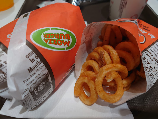 A&W イーアス沖縄豊崎店