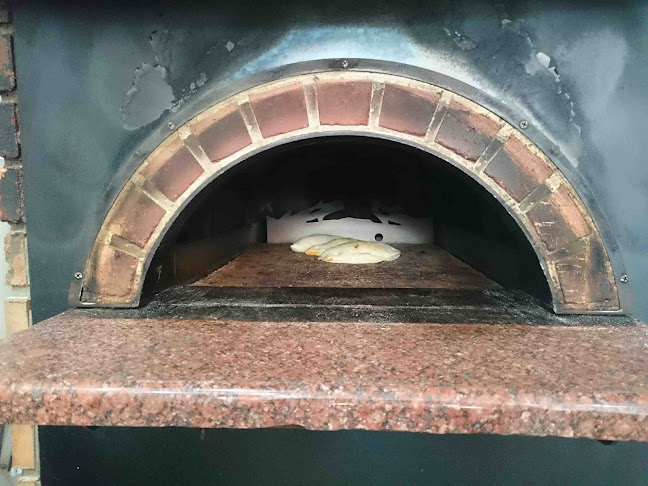 〒904-0031 沖縄県沖縄市上地１丁目１−１