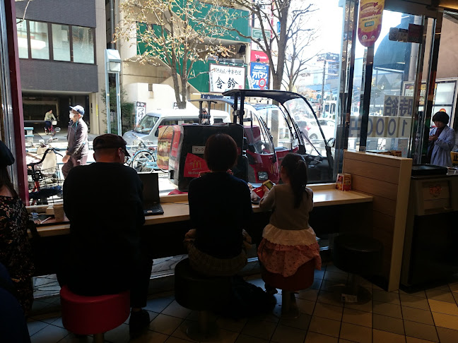 Opinii despre マクドナルド 西葛西店 în 江戸川区 - 飲食業