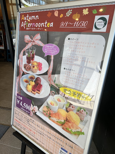 ライトアップ カフェ＆ダイニング - 飲食業