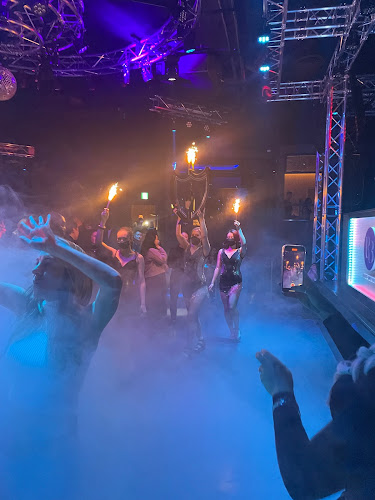 R3 Club Lounge - 飲食業