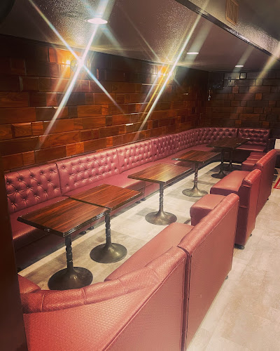 ロワンディシー (Premier Bar Loin d’ici) - 飲食業