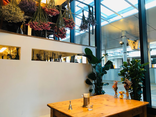 パンとエスプレッソと花束を