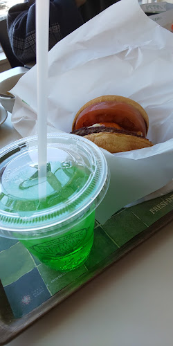 フレッシュネスバーガーファッションクルーズ - 飲食業