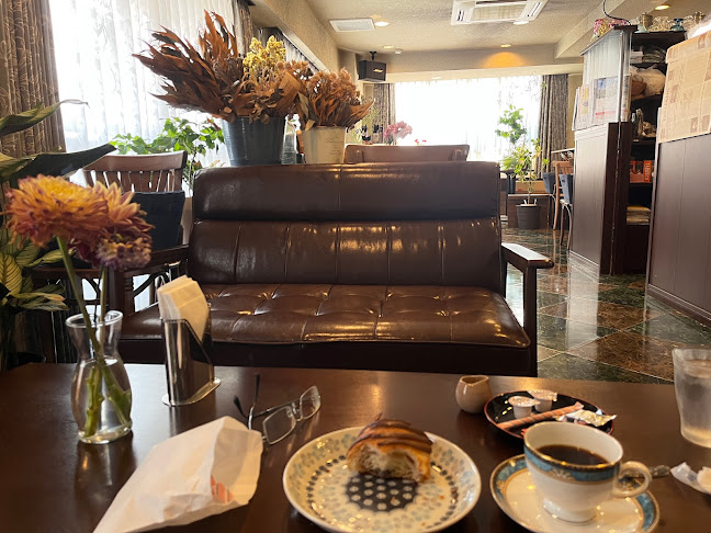 Opinii despre cafe with garden în 横浜市 - 飲食業