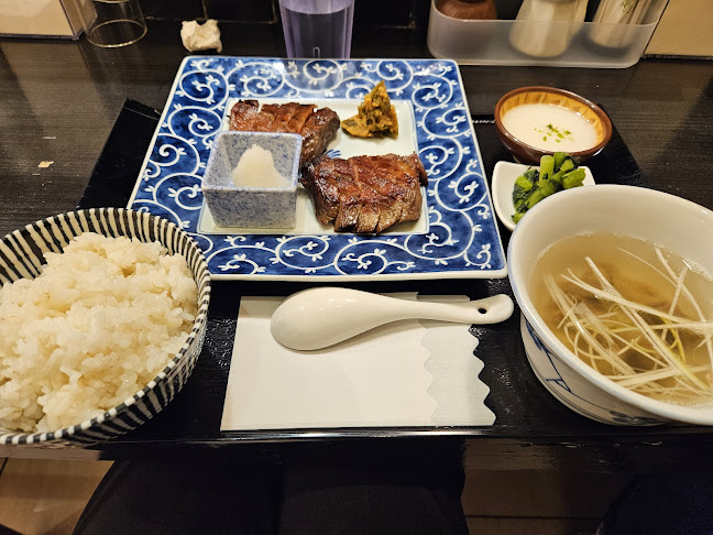 炭焼牛たん東山 沖縄リウボウ店