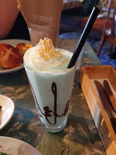 Opinii despre OVERWHELM HAMBURGER and BAR STAND în 目黒区 - 飲食業