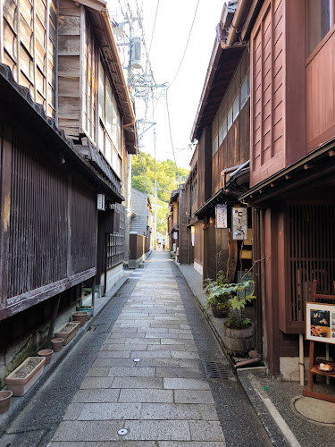 〒920-0831 石川県金沢市東山１丁目１６−５ ゴーシュ