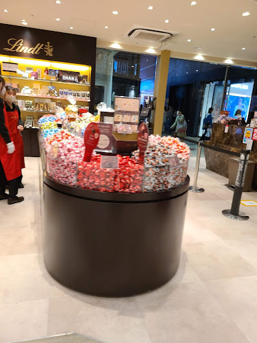 Opinii despre リンツ ショコラ ブティック アミュプラザ鹿児島店 în 鹿児島市 - 飲食業
