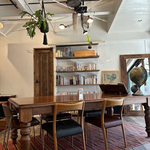 Travelbook&coffee HUB CAFE - 姫路市