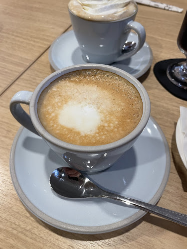 Opinii despre カフェ ルノアール 横浜元町店 în 横浜市 - 飲食業