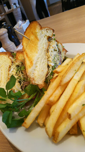 Comentarii opinii despre サラベス 東京店