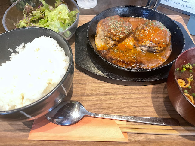 〒900-0006 沖縄県那覇市おもろまち４丁目１９−２７ ハレ・スプラウト １階