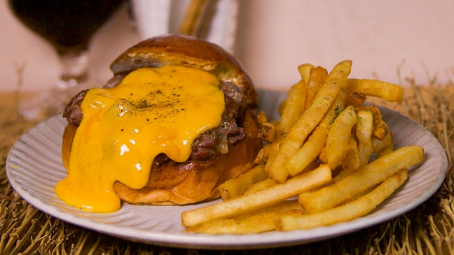 Opinii despre KAKUMEI Burger&Café în 大田区 - 飲食業