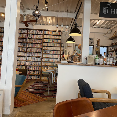 Travelbook&coffee HUB CAFE - 姫路市