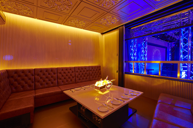 R3 Club Lounge - 飲食業