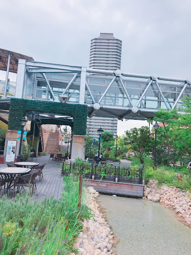 六甲牧場カフェ UMIEモザイク店 - 飲食業