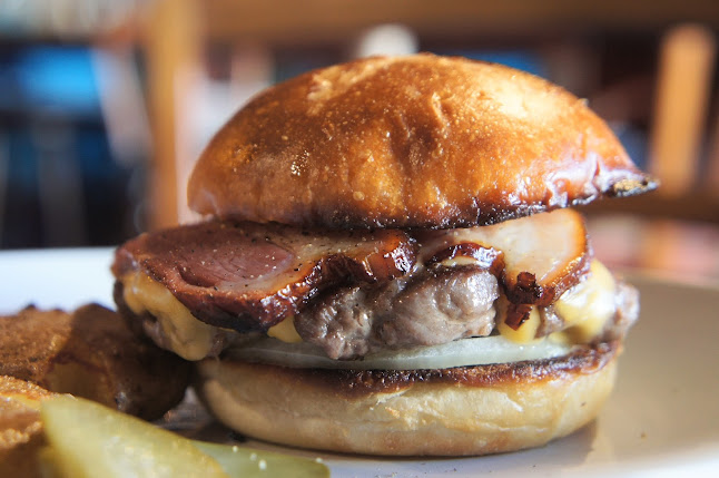 OVERWHELM HAMBURGER and BAR STAND - 飲食業