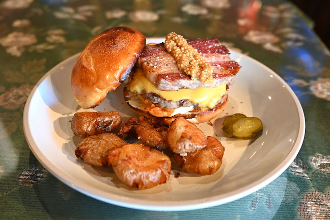 OVERWHELM HAMBURGER and BAR STAND - 目黒区