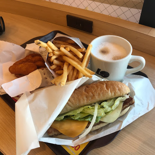 Opinii despre ロッテリア 京阪出町柳駅 în 京都市 - 飲食業