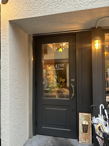 〒604-8115 京都府京都市中京区蛸薬師通堺町西入雁金町373番地 みよいビル 1階