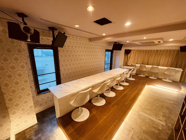 コンセプトカフェ&バー ルミエール