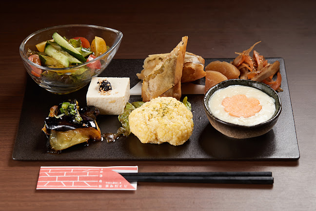 Opinii despre 京風おばんざい&カフェ まんまる în 名護市 - 飲食業