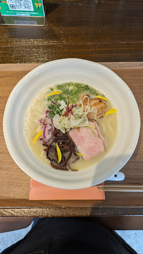 〒900-0006 沖縄県那覇市おもろまち４丁目１９−２７ ハレ・スプラウト １階