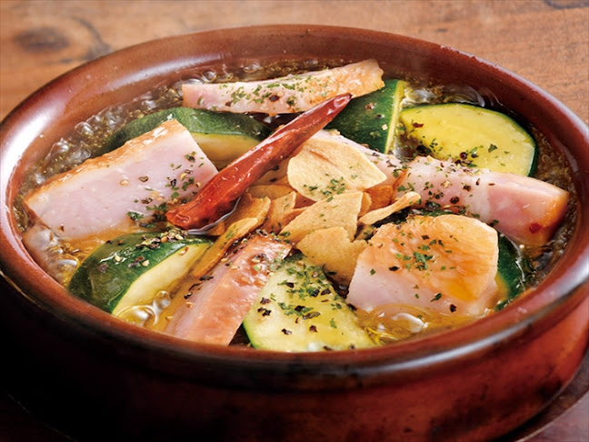 〒515-0017 三重県松阪市京町１区8−１ 東海ステーションビル 1階2階