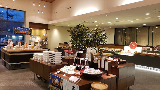 Opinii despre 御菓子所 勉強堂 川口店 în 富山市 - 飲食業