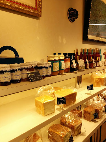 〒240-0113 神奈川県三浦郡葉山町長柄１５８３−１７ １F HAYAMA STATION