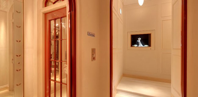 〒104-0061 東京都中央区銀座５丁目４−６ B1F